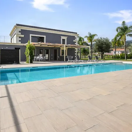 In With Private Swimming Pool, Be Inside Or Outside Holiday home